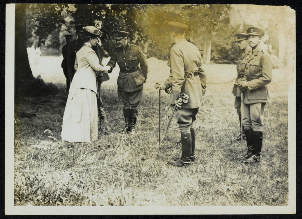 The Queen receives an officer of the general staff, Bestanddeelnr 158-0806