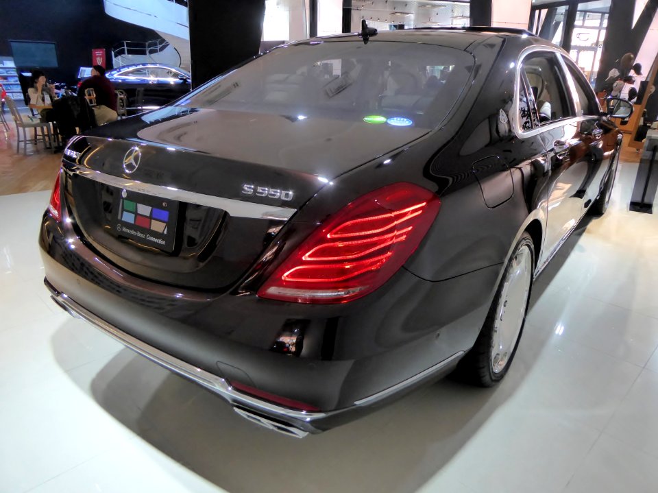 The rearview of Mercedes-Maybach X222 S550