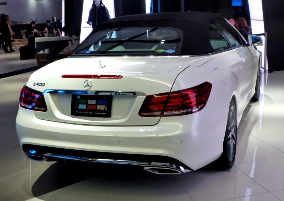 The rearview of Mercedes-Benz E400 Cabriolet (A207) with her roof closed