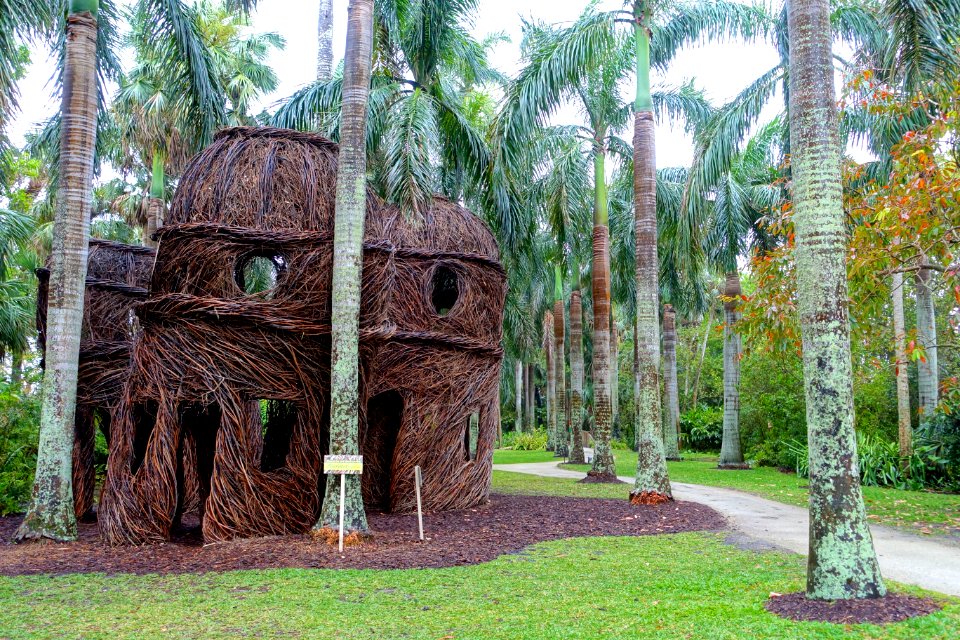The Royals by Patrick Dougherty, 2016 - McKee Botanical Garden - Vero Beach, Florida - DSC03262