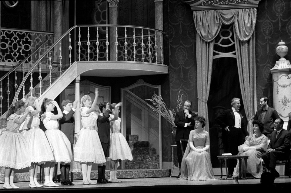 The Sound of Music , de feestscene met kinderen, rechts Teddy Scholten (op stoel, Bestanddeelnr 915-9844