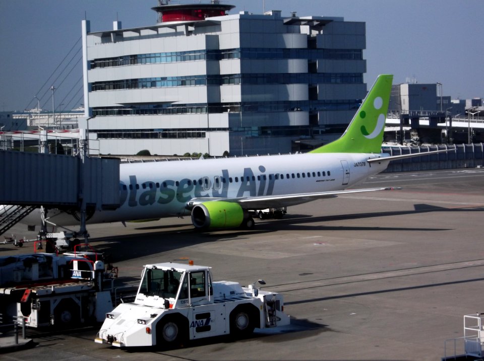 The SoraSeed air bland painting of the Boeing 737 -400 type airplane of Skynet Asia Airways. JA737B. I photograph it in the 51st Haneda Airport Airport gate neighborhood in November, 2011