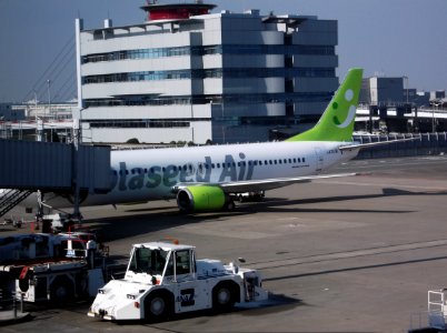 The SoraSeed air bland painting of the Boeing 737 -400 type airplane of Skynet Asia Airways. JA737B. I photograph it in the 51st Haneda Airport Airport gate neighborhood in November, 2011