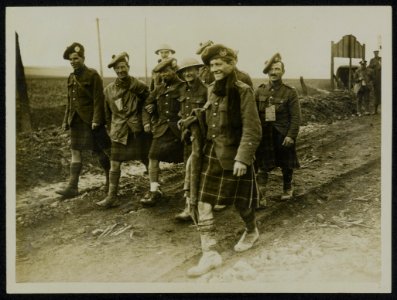 The men who stopped the German rush. Wounded but happy, Bestanddeelnr 158-0150