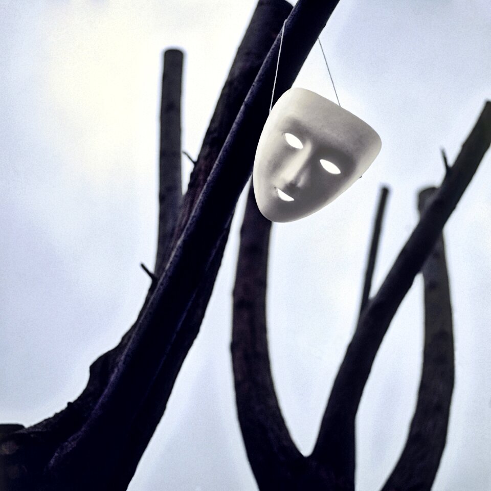 Mask strangeness illusion