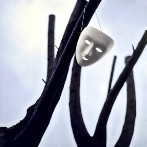 Mask strangeness illusion