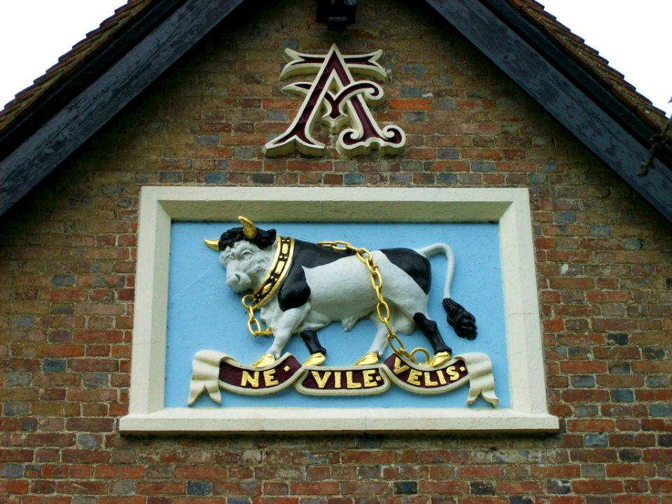 The Nevill Crest and Gun, Eridge 02
