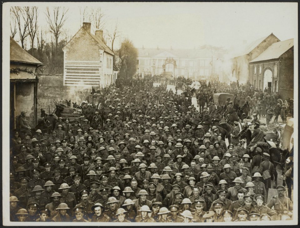The men of the Border Regt. and the Lincolns resting in a village before going i, Bestanddeelnr 158-2852