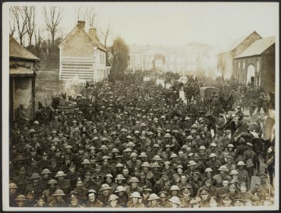 The men of the Border Regt. and the Lincolns resting in a village before going i, Bestanddeelnr 158-2852