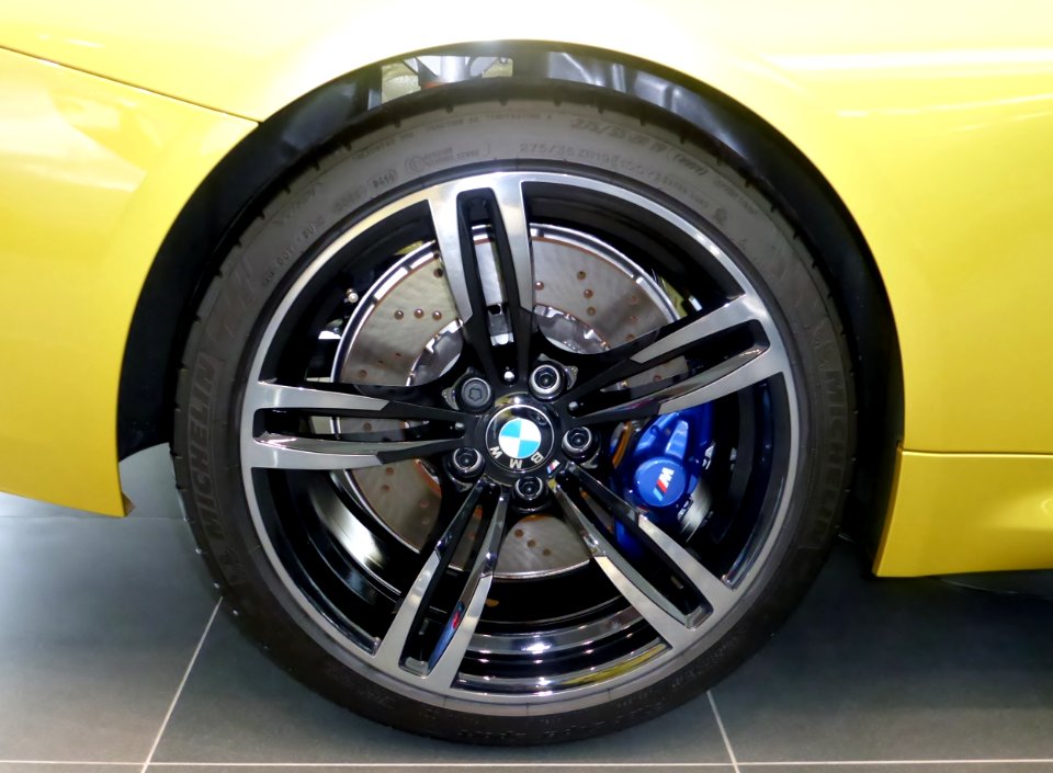 The rear tire wheel of BMW M4 Coupé (F82)