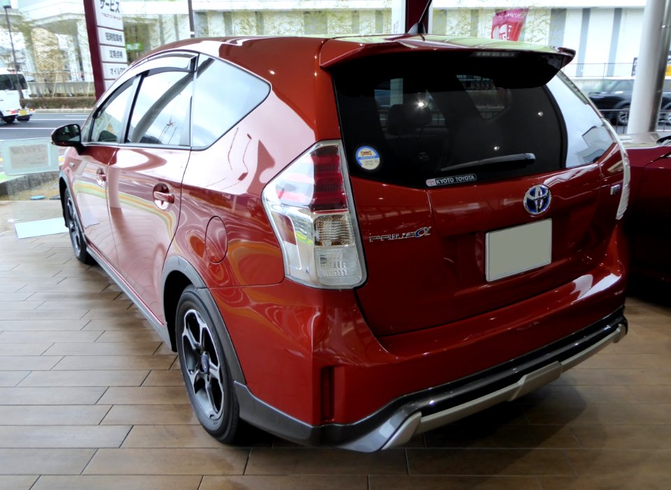The rearview of Toyota PRIUS α G (ZVW40) with MODELISTA parts