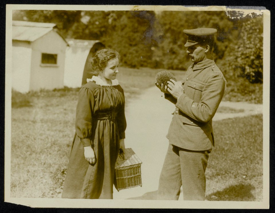 The Sgt Major shows his Regimental mascot called Hedgy to mademoiselle Julie R, Bestanddeelnr 158-0307