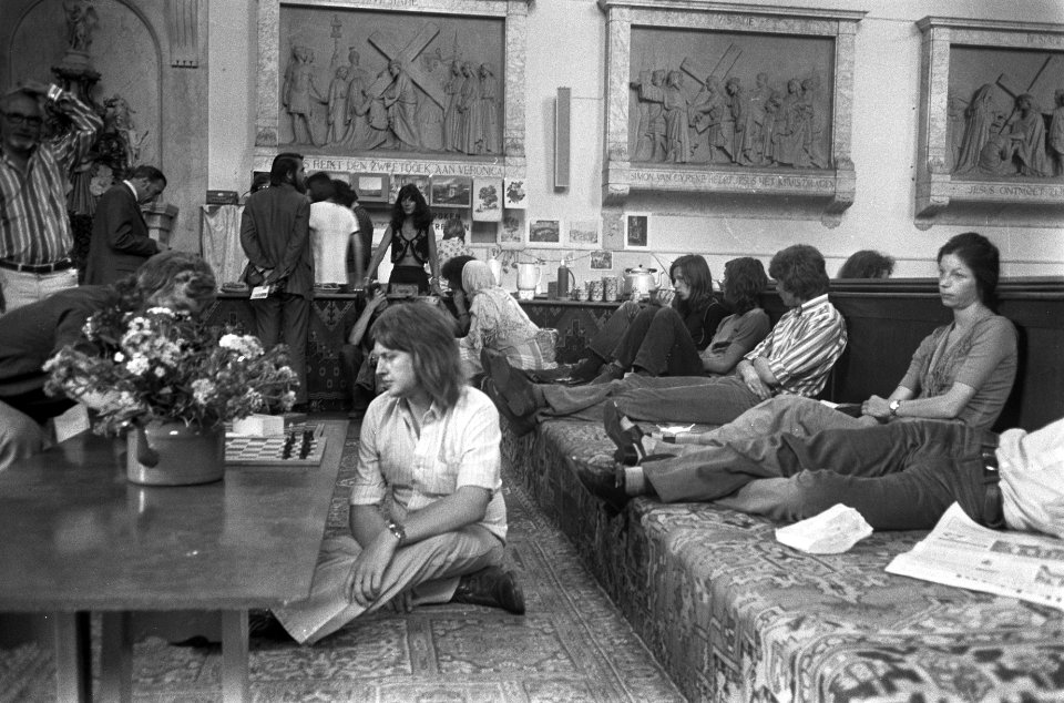 Theehuisje in Mozes en Aaronkerk te Amsterdam weer open, Bestanddeelnr 926-5118