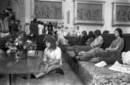 Theehuisje in Mozes en Aaronkerk te Amsterdam weer open, Bestanddeelnr 926-5118