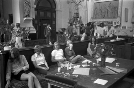 Theehuisje in Mozes en Aaronkerk te Amsterdam weer open, Bestanddeelnr 926-5119
