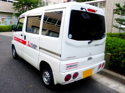 The rearview of Mitsubishi MINICAB VAN (U61V) of MITSUBISHI ELECTRIC BUILDING TECHNO-SERVICE CO., LTD. Kansai Branch