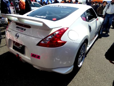 The rearview of Nissan FAIRLADY Z (Z34) with EVOLVE side tank oil-cooler kit