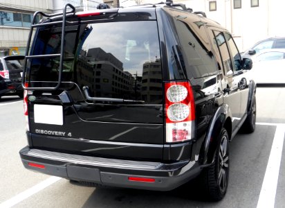 The rearview of LAND ROVER DISCOVERY 4 SE Black Edition photo