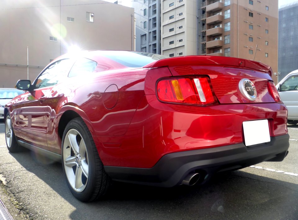 The rearview of Ford MUSTANG V V8 GT Coupé Premium