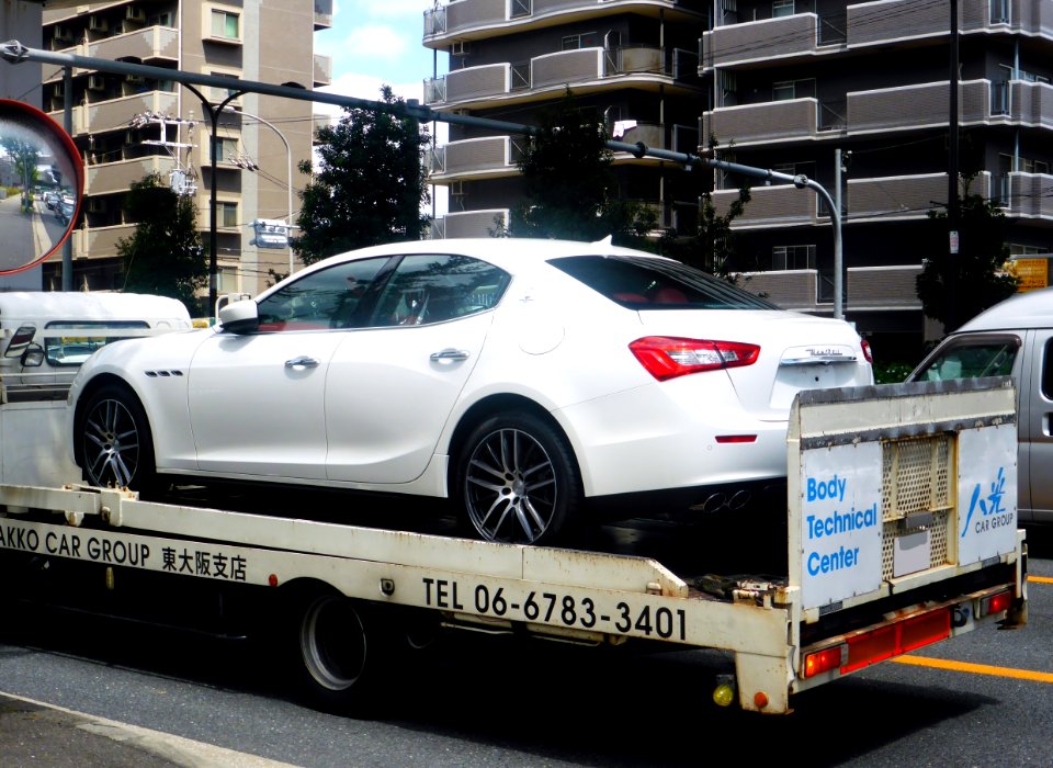 The rearview of Maserati Ghibli III on the delivery vehicle of Hakko Car Group