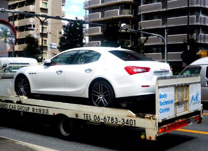 The rearview of Maserati Ghibli III on the delivery vehicle of Hakko Car Group