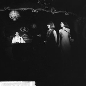 Theatergroep Shaffy Chantant tijdens optreden in de Moulin Rouge op het Rembrand, Bestanddeelnr 917-3532