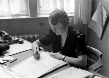 Thea Rasche aan een bureau in vermoedelijk het KLM kantoor in Berlijn, Bestanddeelnr 189-1368