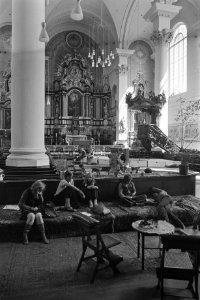 Theehuis in Mozes en Aaronkerk Amsterdam, interieur met jongeren, Bestanddeelnr 924-8841