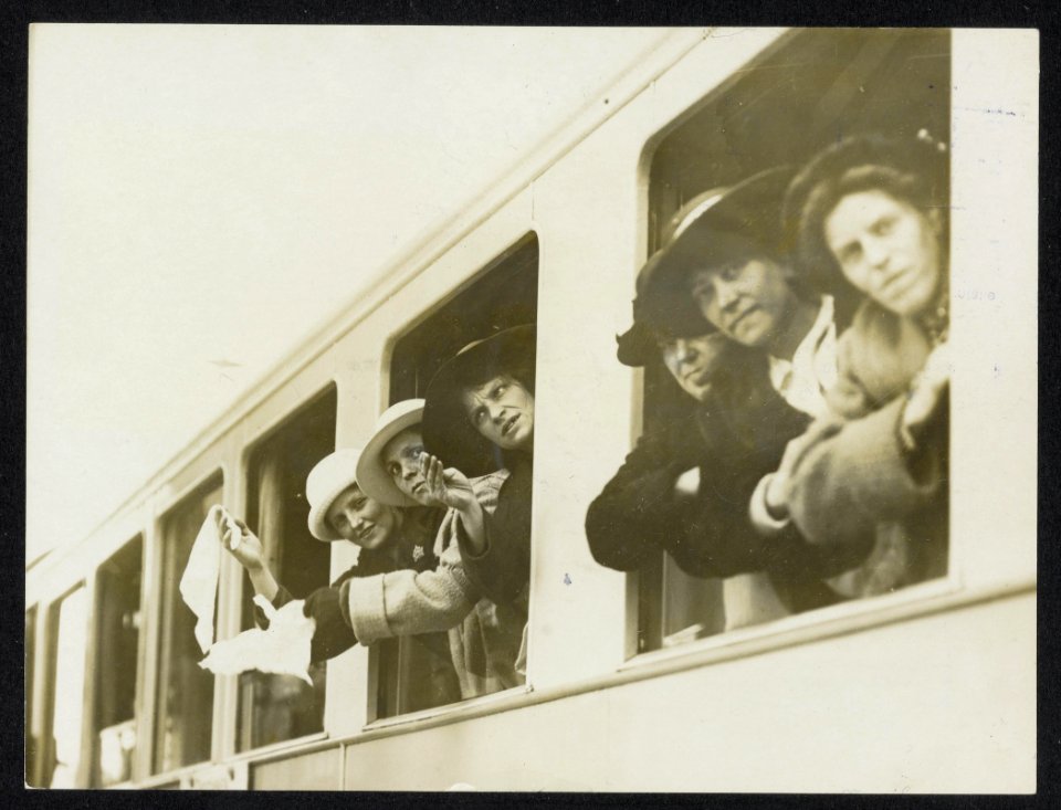 The women on the way to meet their husbands. Photo shows them on the mountain ra, Bestanddeelnr 158-0562