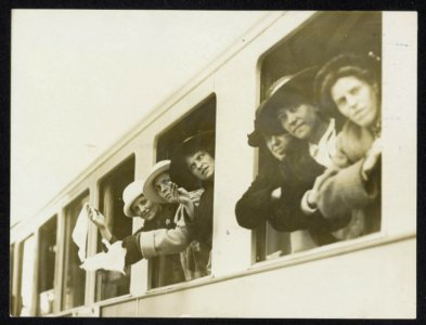 The women on the way to meet their husbands. Photo shows them on the mountain ra, Bestanddeelnr 158-0562