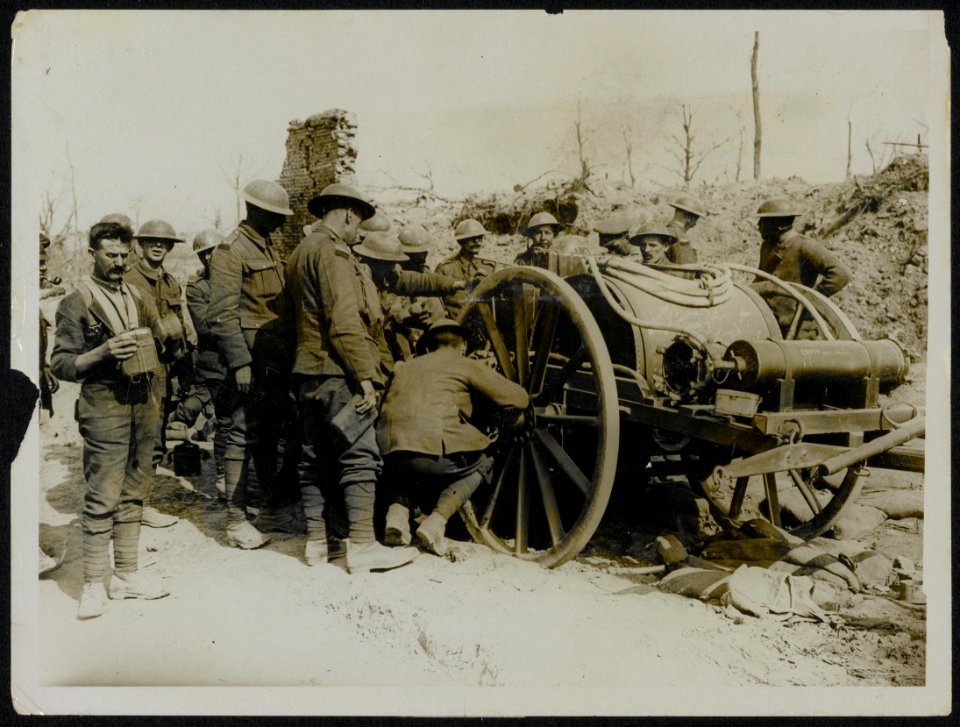 Thirsty Tommies around a water cart., Bestanddeelnr 158-0034