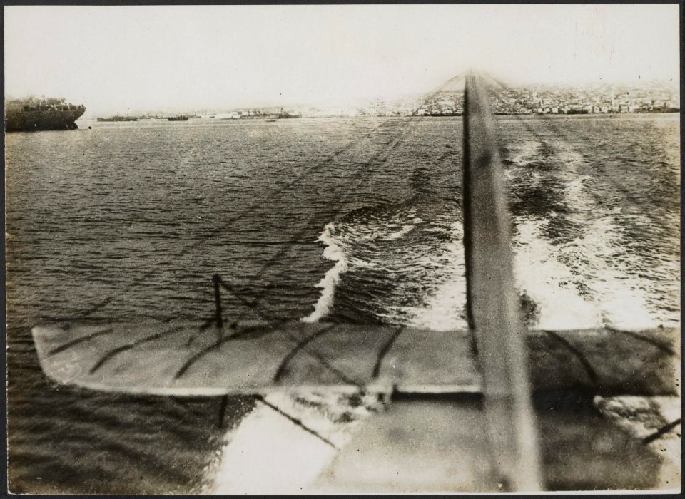 The wake of a British seaplane skimming the waters of Salonica Bay, Bestanddeelnr 158-2485