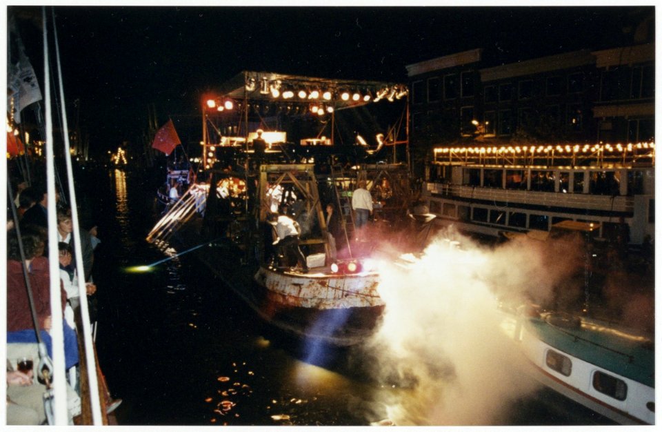 Theaterboot passeert de Langebrug in het kader van de manifestatie Stad onder stroom., NL-HlmNHA 54036162