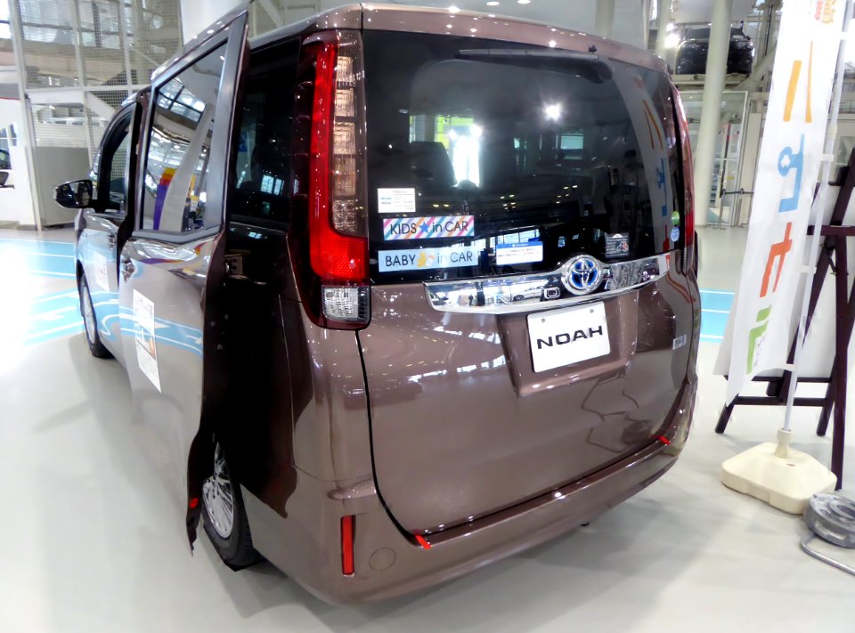 The rearview of Toyota NOAH HYBRID G (ZWR80G)