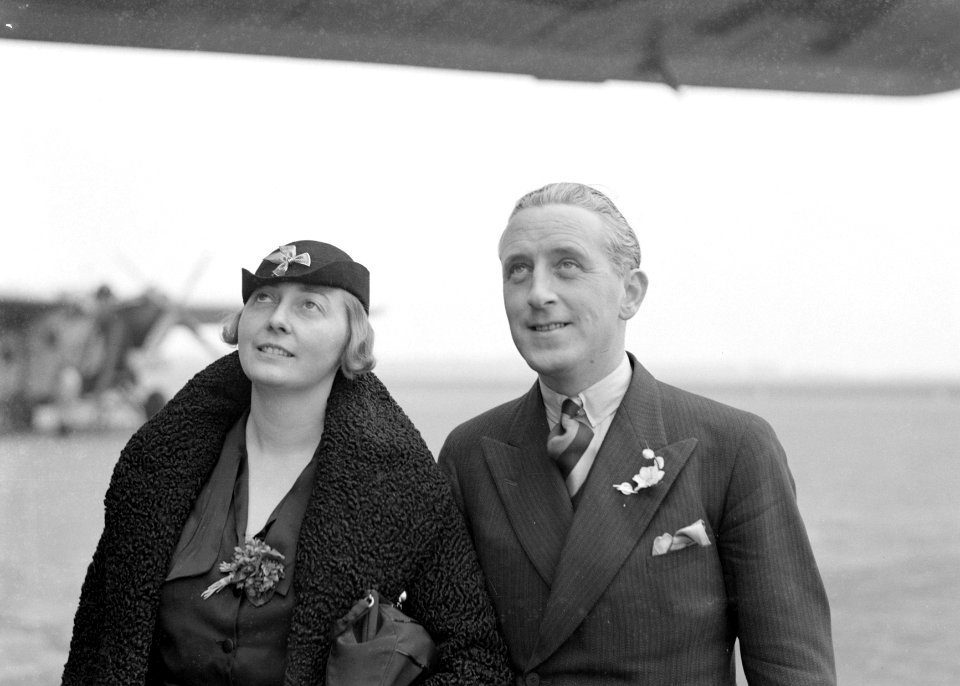 Thea Rasche en Harry Laponder onder de vleugel van een vliegtuig, vermoedelijk d, Bestanddeelnr 189-1363
