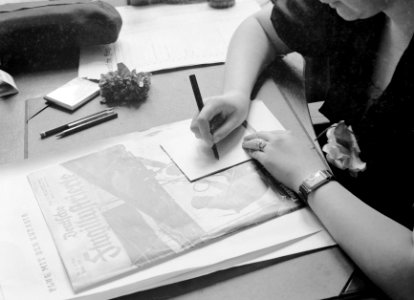 Thea Rasche aan een bureau in vermoedelijk het KLM kantoor in Berlijn, Bestanddeelnr 189-1370