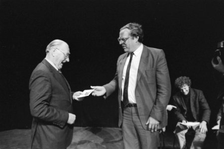 Theun de Vries krijgt de Henriette Roland Holst Prijs 1984 voor zijn boek Kette, Bestanddeelnr 933-2072