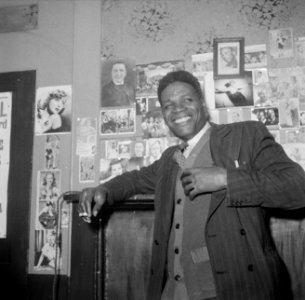 Theateragent Yvon - bijgenaamd the Duke of Soho - in zijn kantoor, Bestanddeelnr 191-1012