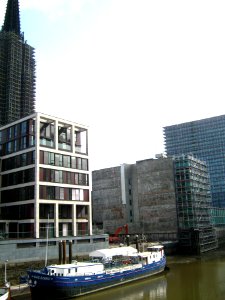 Theater Das Schiff im Nikolaifleet dahinter Baustellen Willy-Brandt-Straße mit Gerüsten