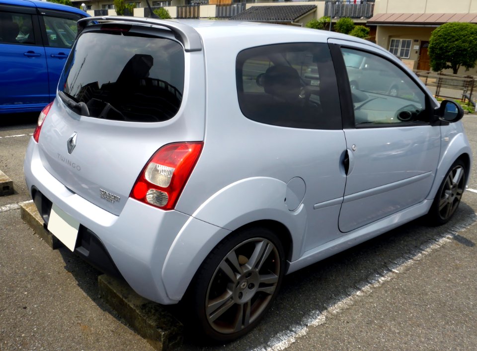 The rearview of Renault TWINGO II Phase I RS