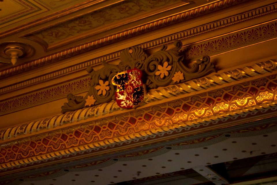 Theater Görlitz Wappen über Bühne