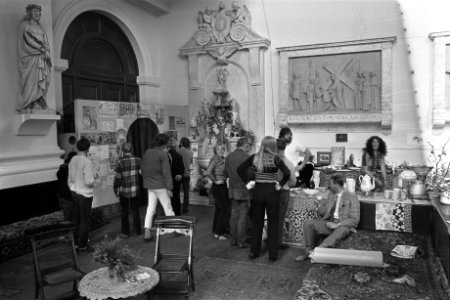 Theehuis in Mozes en Aaronkerk Amsterdam, interieur met jongeren, Bestanddeelnr 924-8844