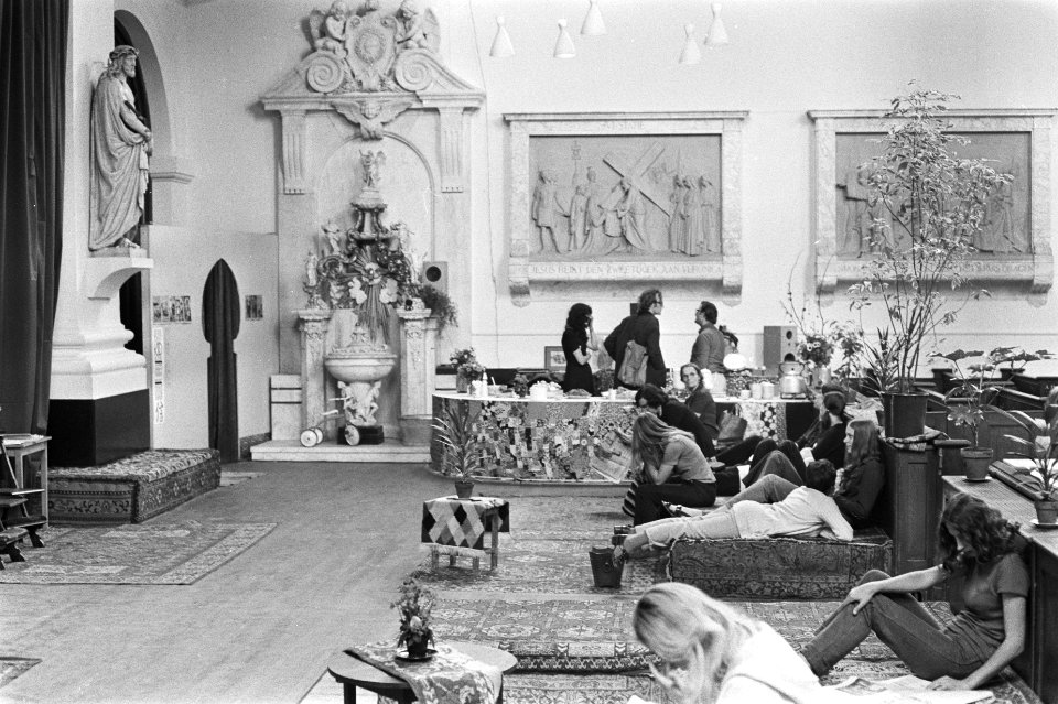 Theehuis in Mozes en Aaron kerk , Amsterdam, jongeren in theehuis, Bestanddeelnr 924-6964