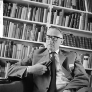 Theun de Vries (letterkundige) krijgt 23 september Staatsprijs voor Letterkunde, Bestanddeelnr 915-5092