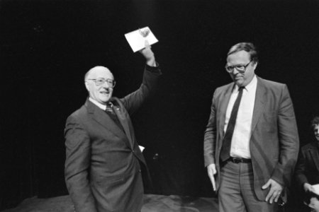 Theun de Vries krijgt de Henriette Roland Holst Prijs 1984 voor zijn boek Kette, Bestanddeelnr 933-2071