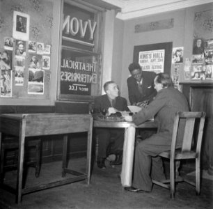 Theateragent Yvon met zijn secretaris en een client, Bestanddeelnr 191-1013