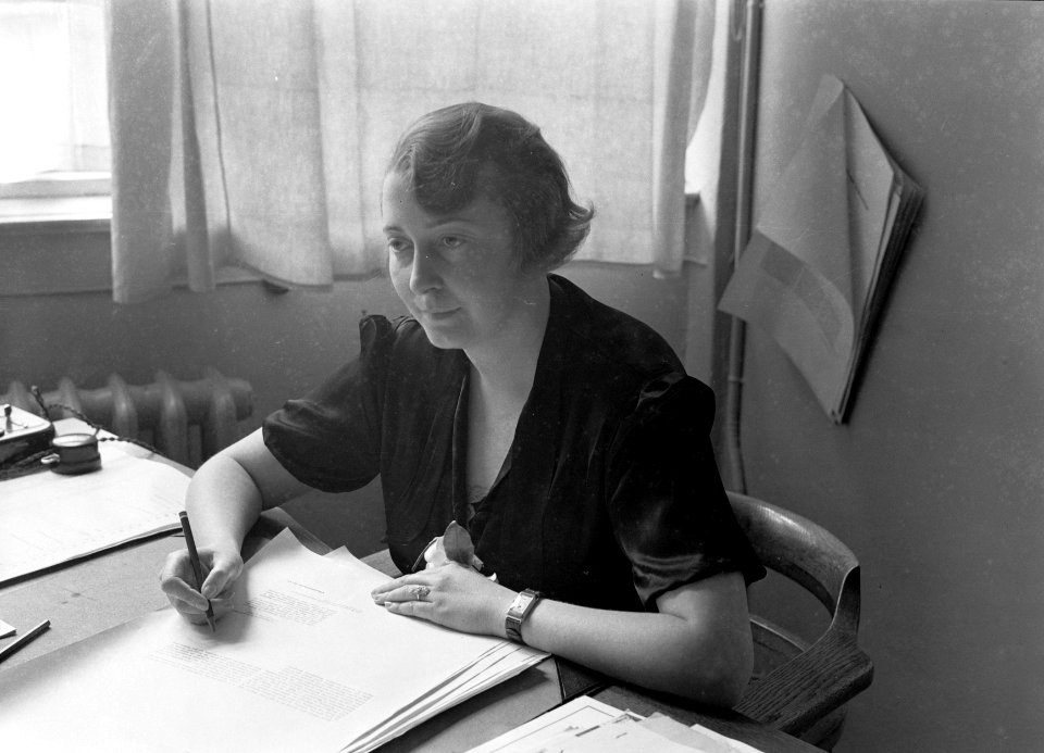 Thea Rasche aan een bureau in vermoedelijk het KLM kantoor in Berlijn, Bestanddeelnr 189-1369