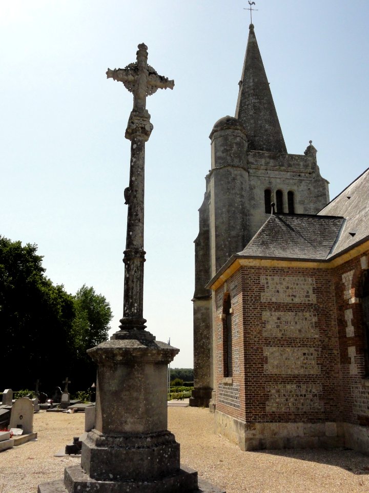Thiétreville (Seine-Mar) église et croix du cimetière