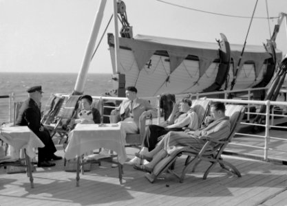 Thee met de kapitein op cruiseschip MS Colombia op weg naar Madeira, Bestanddeelnr 190-0111 photo