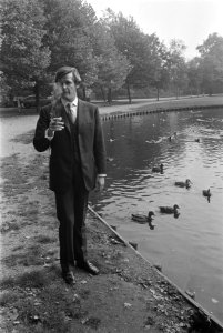The Saint ( Roger Moore ), Engelse filmster, in Amsterdam nr. 6a kop, Bestanddeelnr 923-9137